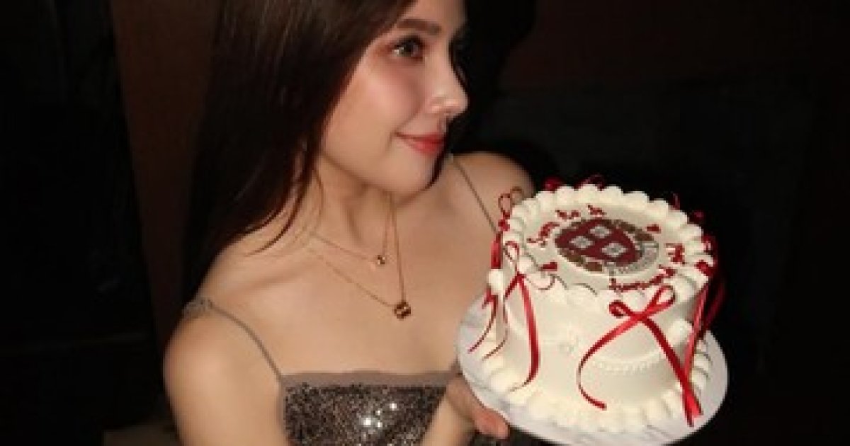 Agatha Chelsea diberikan kue bertuliskan Soon To Be Harvard Girl dan sebuket bunga mawar putih jelang menjadi mahasiswi. Ia diketahui akan melanjutkan S2 di Universitas Harvard. (Foto: dok Instagram agatha_chelsea)