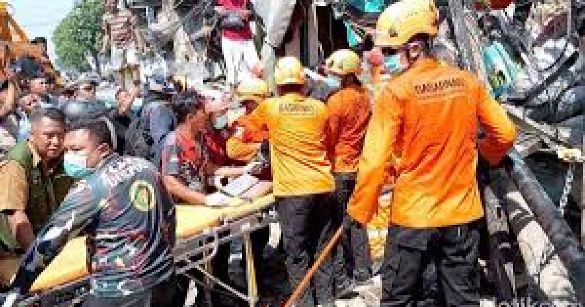 Foto: Evakuasi sopir truk yang terjepit di Pasuruan, Jawa Timur. (Muhajir Arifin/detikJatim)