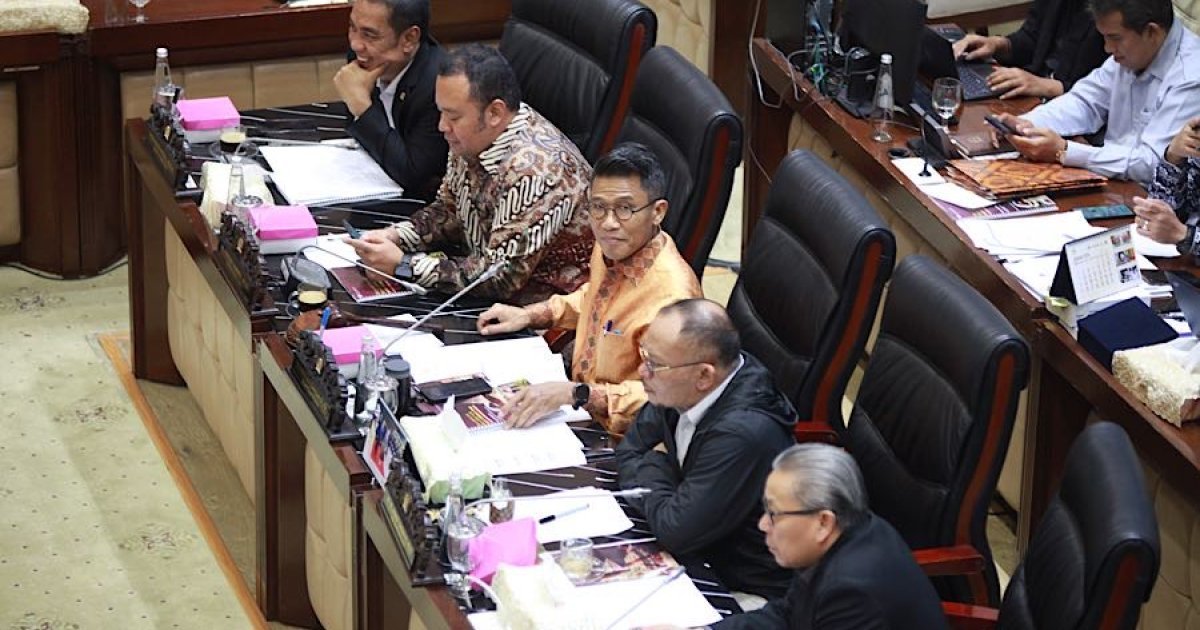 Ketua Komisi XI DPR Mukhamad Misbakhun saat memimpin uji kelayakan dan kepatutan di Kompleks Parlemen, Senin (26/1/2026). (Bloomberg Technoz/Andrean)