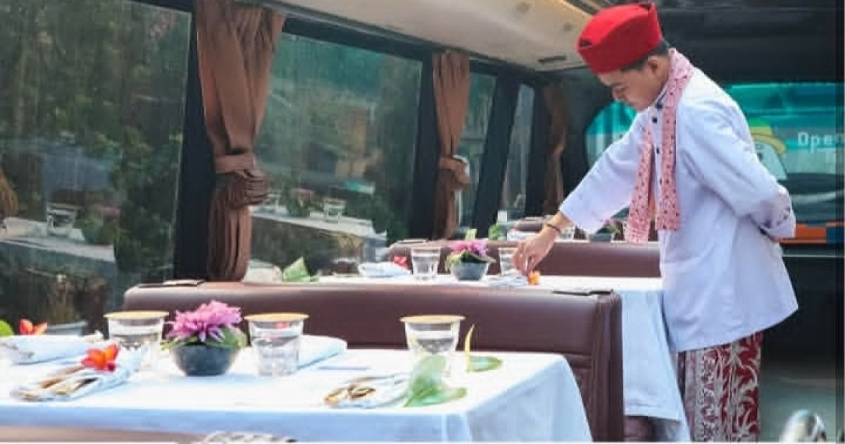 Pemprov DKI Luncurkan Open Top Tour Jakarta Batavia dan Open Dining, Tawarkan Sensasi Baru Menikmati Ibu Kota (Foto: suasana di dalam open top tour jakarta yang buka open dining/Dishub DKI Jakarta)
