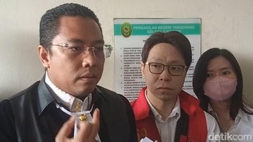 Richard Lee dan pengacara saat ditemui di Pengadilan Negeri Tangerang. Foto: Ahsan/detikHOT