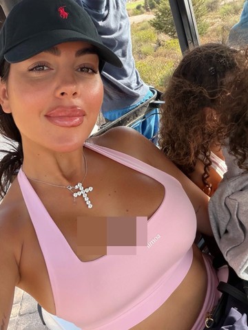 Ilustrasi: Georgina Rodriguez Curi Perhatian di Lapangan Golf Bersama Ronaldo: Pro dan Kontra Busana Olahraga