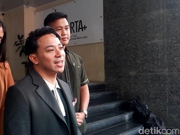 (Foto: Muhammad Ahsan Nurrijal/detikcom) Pria bernama Aris mendatangi Polda Metro Jaya pada Selasa (28/7/2026) untuk melaporkan kasus dugaan perselingkuhan yang dilakukan istrinya dengan pria yang berstatus suami artis terkenal Indonesia.
