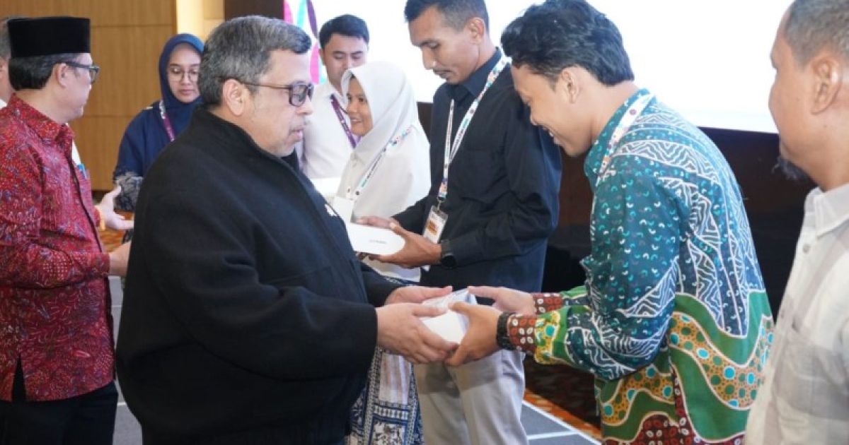 BPJPH memberikan piagam penghargaan kepada Pendamping Proses Produk Halal berkinerja terbaik dalam pelaksanaan layanan sertifikasi halal di Indonesia. foto: BPJPH