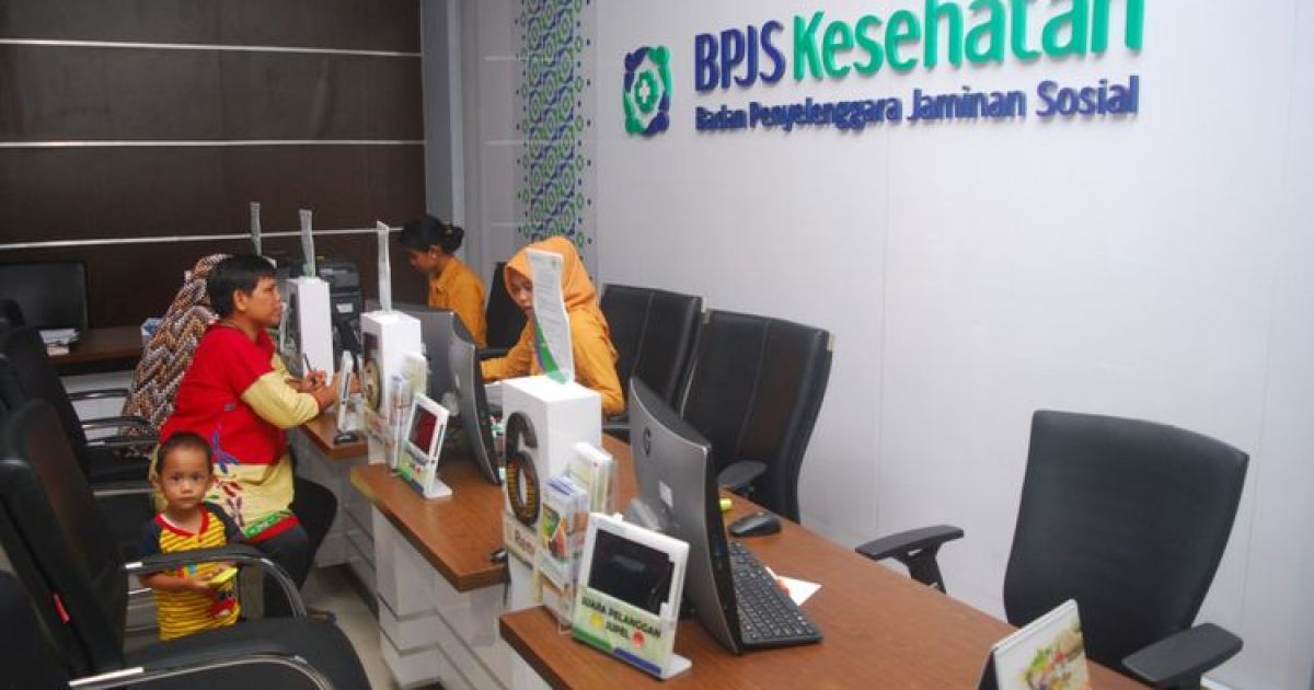 Petugas BPJS Kesehatan Kabupaten Bogor sedang melayani seorang warga yang sedang mengurus kartu BPJS Kesehatan, di kantor BPJS Kesehatan Kabupaten Bogor, Cibinong, Bogor, Jawa Barat beberapa waktu lalu (Foto KOMPAS.com /Ramdhan Triyadi Bempah)