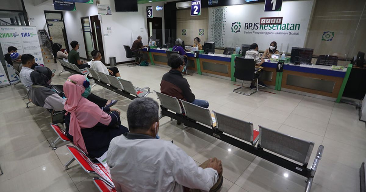 Masyarakat sedang antre untuk urusan di salah satu kantor BPJS Kesehatan. ( Foto Bloomberg Technoz/ Andrean Kristianto)