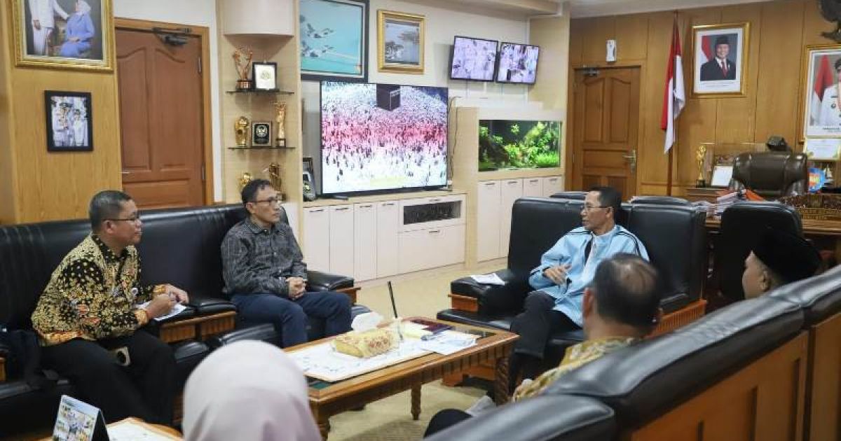 Sestama BPJPH dan Wali Kota Batam membahas percepatan pembentukan UPT Layanan JPH di Kota Batam untuk memperluas akses layanan sertifikasi halal. foto: BPJPH