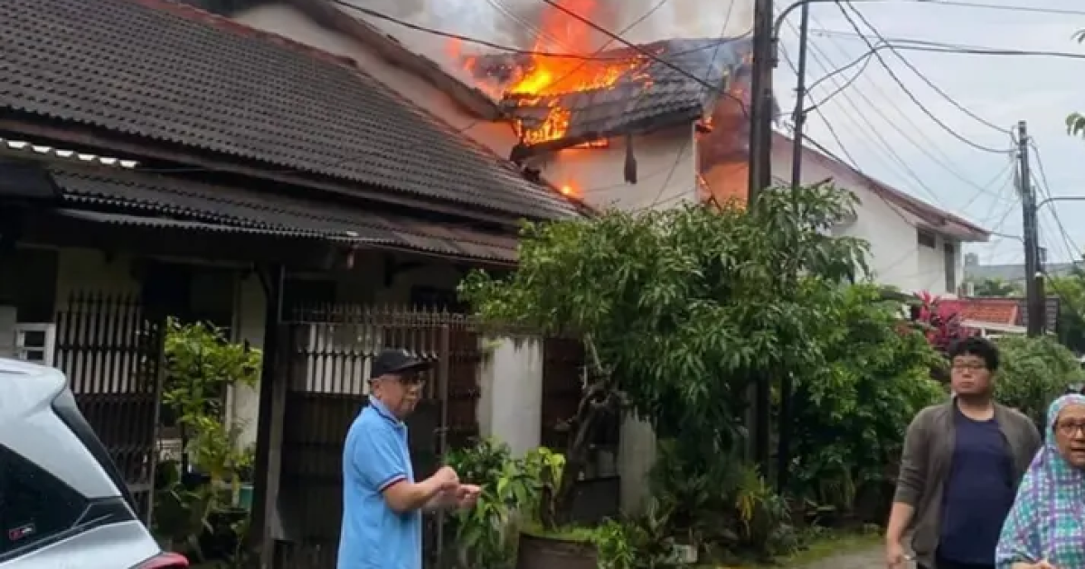 Asap Tebal Gegerkan Warga, Rumah di Bukit Cirendeu Dilalap Api.