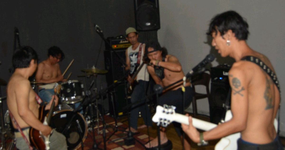 Band Punk Sokras saat melakukan aksi panggungnya. Foto: Istimewa/Infotren.id.