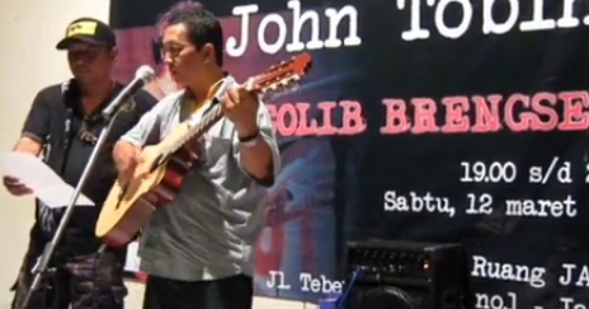 Memory Almarhum Jhon Tobing saat menyanyikan lagu berjudul Neolib Brengsek di panggung Jaker pada tahun 2013. Foto: Istimewa