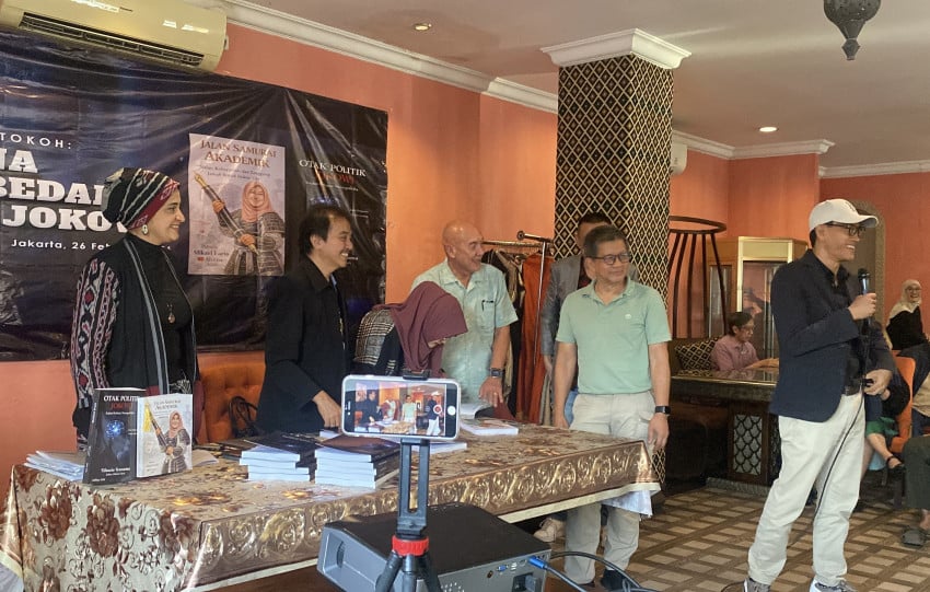 Roy Suryo menyebut ada temuan baru dari lima salinan ijazah mantan Presiden Joko Widodo (Jokowi) yang didapatkan Bonatua Silalahi dari Komisi Pemilihan Umum (KPU). Foto/Ari Sandita