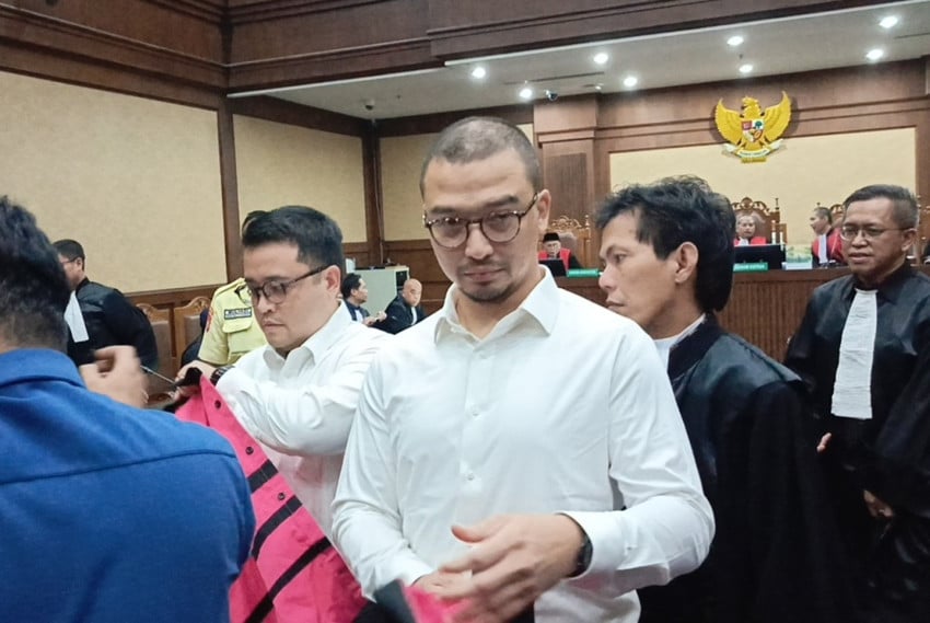 Dua anak buah Beneficial Owner PT Orbit Terminal Merak (OTM) Muhamad Kerry Adrianto Riza, Gading Ramadhan Joedo dan Dimas Werhaspati divonis 13 tahun penjara. Foto: Nur Khabibi