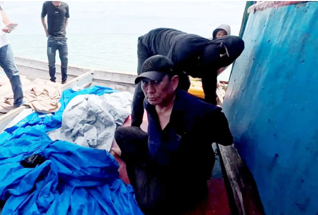 Tim Direktorat Tindak Pidana Narkoba (Dittipidnarkoba) Bareskrim Polri mengamankan Erwin alias Koko Erwn, terduga bandar narkoba, di perairan Tanjung Balai, Sumatera Utara.(ANTARA/HO-Dittipidnarkoba Bareskrim Polri)