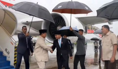 Presiden Prabowo Subianto usai melakukan kunjungan kerja ke Amerika Serikat, Inggris, Yordania, dan Uni Emirat Arab tiba di Pangkalan TNI AU Halim Perdanakusuma, Jakarta, Jumat (27/2/2026).(Biro Pers Setpres)