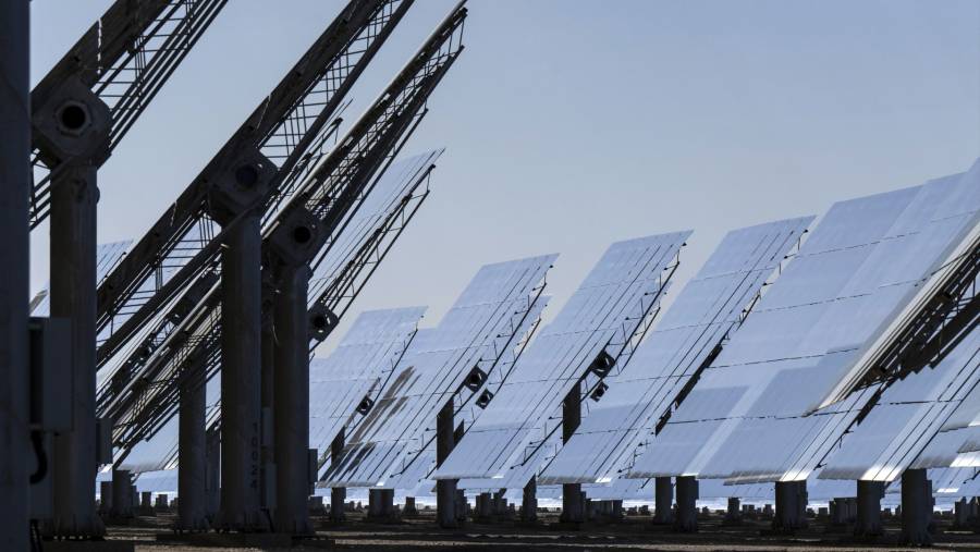 Ilustrasi panel surya terpasang. (Bloomberg)