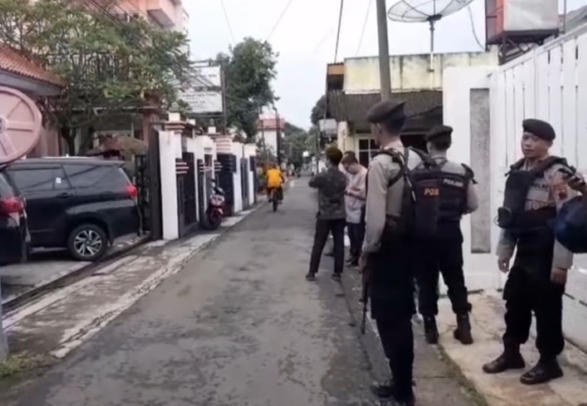 Petugas kepolisian melakukan penjagaan saat rombongan penyidik KPK menggeledah rumah pribadi Kepala Dinas PU Pati Riyoso .(MI/Akhmad Safuan)