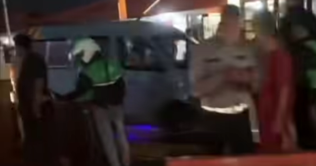 Satlantas Polrest Tangerang Selatan saat melakukan pemeriksaan dilokasi kejadian depan Polsek Ciputat Timur.