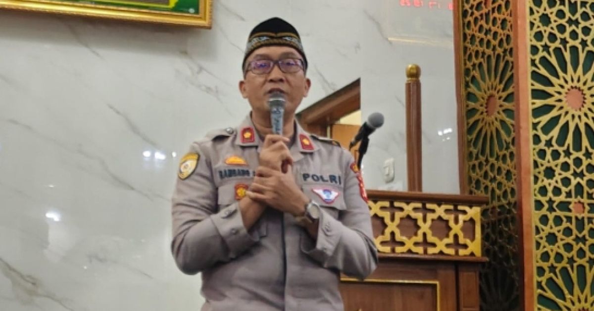 Kapolsek Ciputat Timur, Bambang Askar Sodiq, saat menyampaikan kultum di Masjid Nurul Taqwa, Kecamatan Ciputat, Kota Tangerang Selatan. Foto: Istimewa.