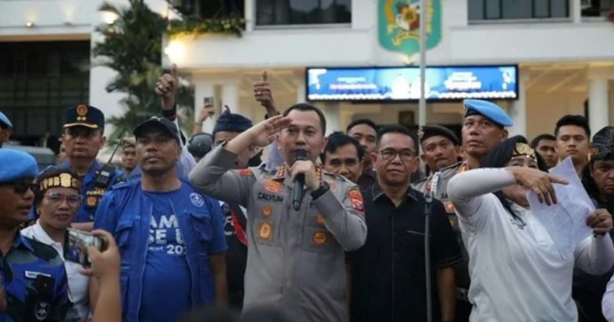 Kapolrestabes Medan Jean Calvijn Simanjuntak saat melakukan pengamanan massa yang sedan demo