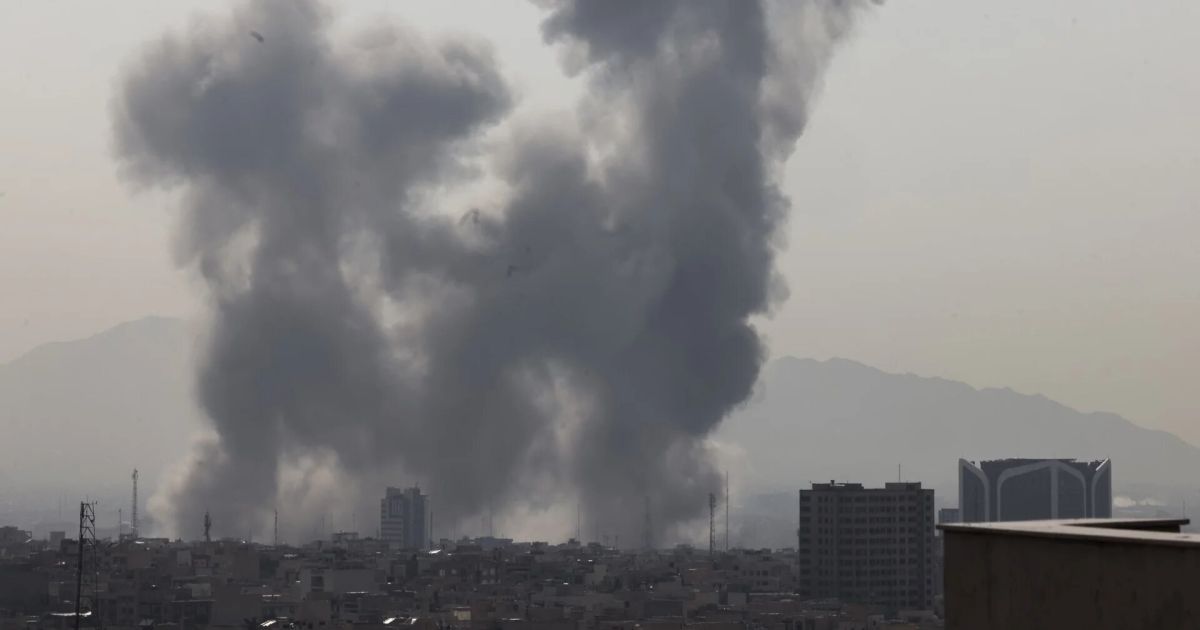 Iran melancarkan serangan udara ke Ibu Kota Riyadh, Arab Saudi, pada Sabtu (28/2/2026). (Foto: AFP)