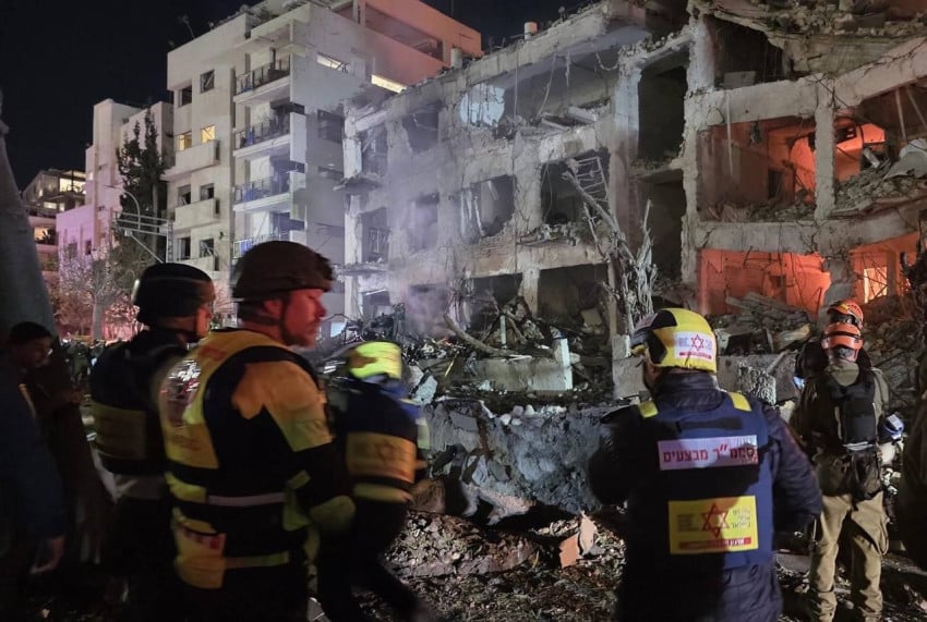 Serangan 125 misil Iran porak-porandakan Tel Aviv. Foto/X/@AliRazaG12