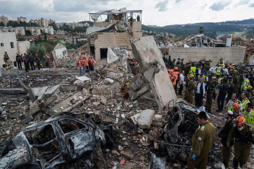 Sebuah rudal Iran berhasil menembus sistem pertahanan Iron Dome Israel dan menghantam bangunan di Beit Shemesh. Sebanyak 9 warga Israel tewas, 11 hilang, dan banyak lainnya terluka. Foto/Screenshot video Ynet
