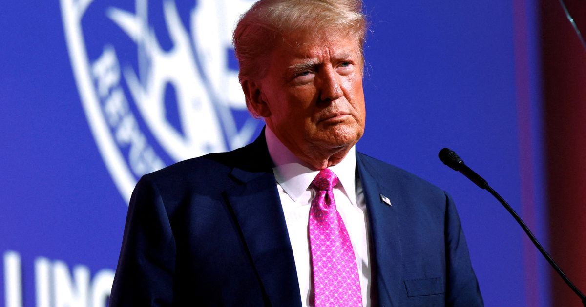 Di Balik Sorotan Kamera: Menelusuri Jejak Kontroversi dan Tantangan Hukum Donald Trump