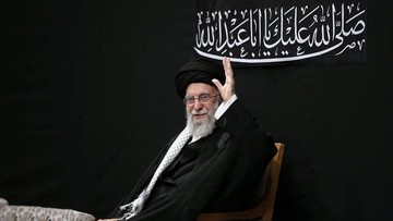 Posisi Pemimpin Tertinggi Iran terus menjadi sorotan menyusul kematian Ayatollah Ali Khamenei yang terbunuh dalam serangan gabungan Israel dan AS. (Foto: via REUTERS/Office of the Iranian Supreme Leader)