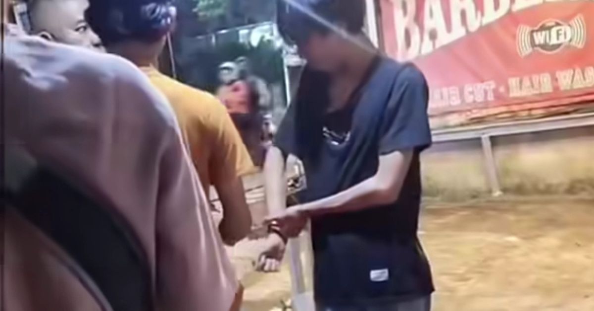 Seorang driver online ngaku ditodong senpi dan di borgol di Kawasan Setu, Kota Tangerang Selatan. Foto: Screenshot video viral.