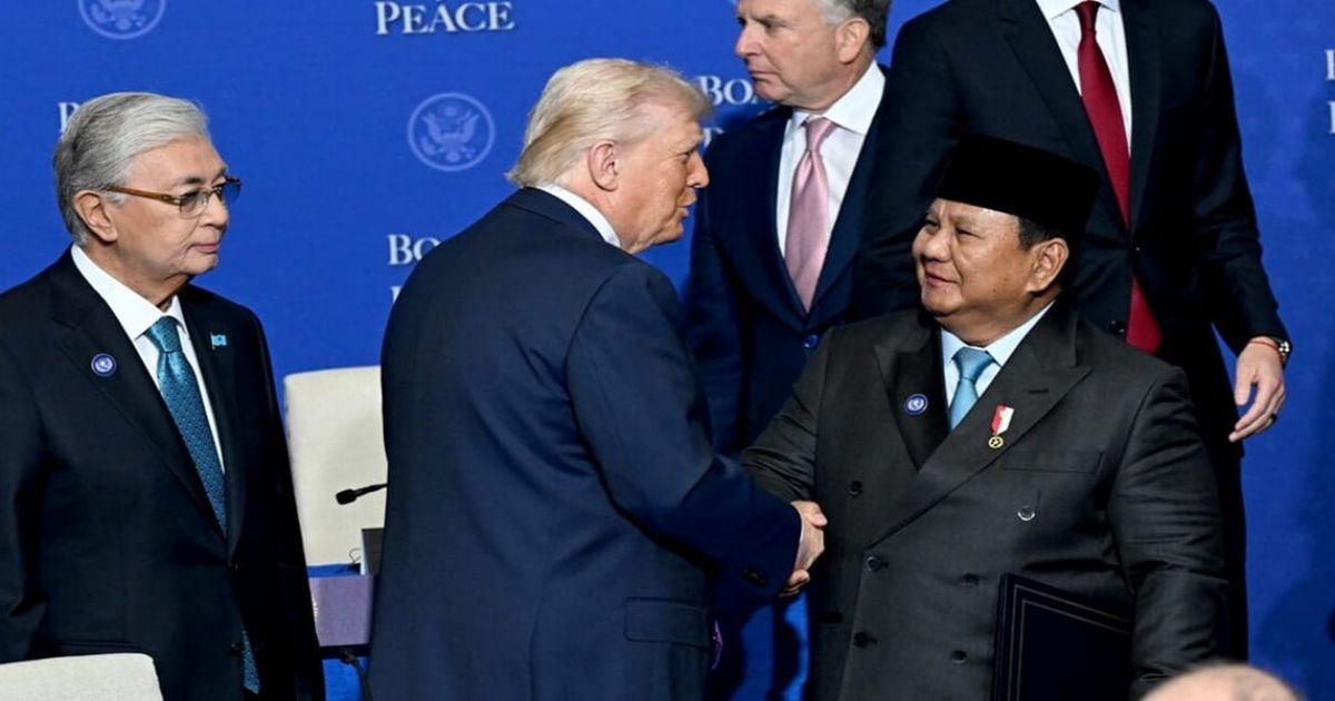 Presiden Republik Indonesia Prabowo bejabat tangan dengan presiden America Serikat
