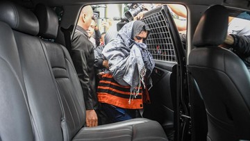 Bupati Pekalongan Fadia Arafiq (tengah) berjalan usai menjalani pemeriksaan di gedung KPK Merah Putih, Jakarta, Rabu (4/3/2026). (ANTARA FOTO/MUHAMMAD ADIMAJA)
