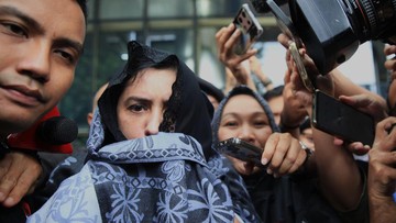 Bupati Pekalongan Fadia Arafiq mengenakan rompi tahanan berjalan menuju mobil tahanan di Gedung Merah Putih KPK, Jakarta, Rabu (4/3/2026). (detikFoto/Ari Saputra)