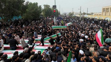 Pemakaman korban serangan AS-Israel di Iran (dok. via REUTERS/Amirhossein Khorgooei)
