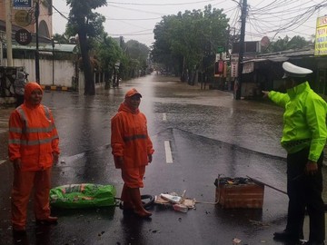 Foto: Banjir setinggi 60 cm merendam Jalan Meruya Selatan. (dok.TMC Polda Metro Jaya)