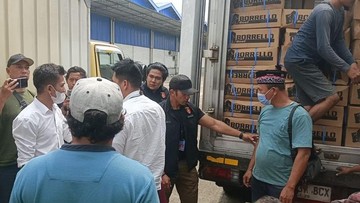 Foto: Resmob Bareskrim Polri menindak peredaran 9 ton daging impor kedaluwarsa menjelang Lebaran. (dok. Antara)