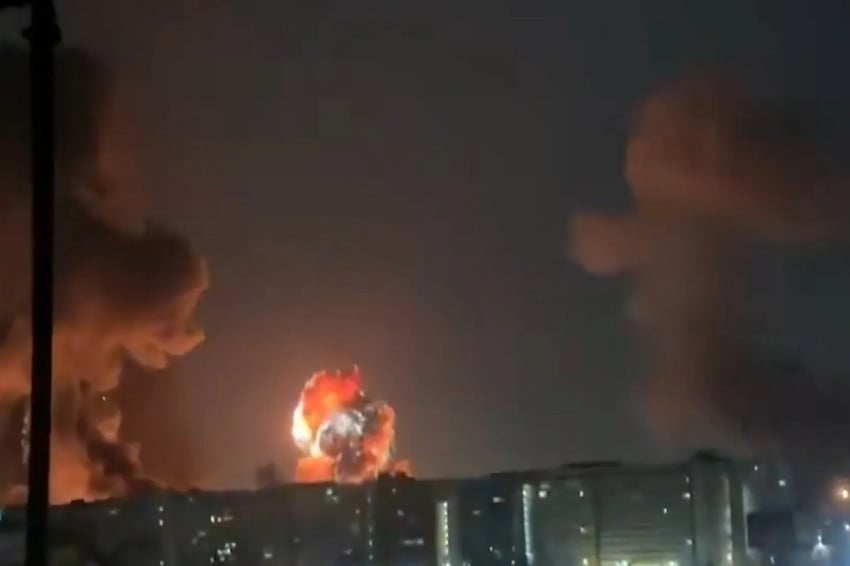 Bandara Internasional Mehrabad di Teheran, Iran, terbakar akibat serangan AS dan Israel pada Sabtu malam. Foto/Screenshot video Al Jazeera