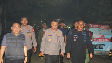 Brimob Polda Metro Bantu Evakuasi Korban Longsor Sampah di TPST Bantargebang. (dok istimewa)