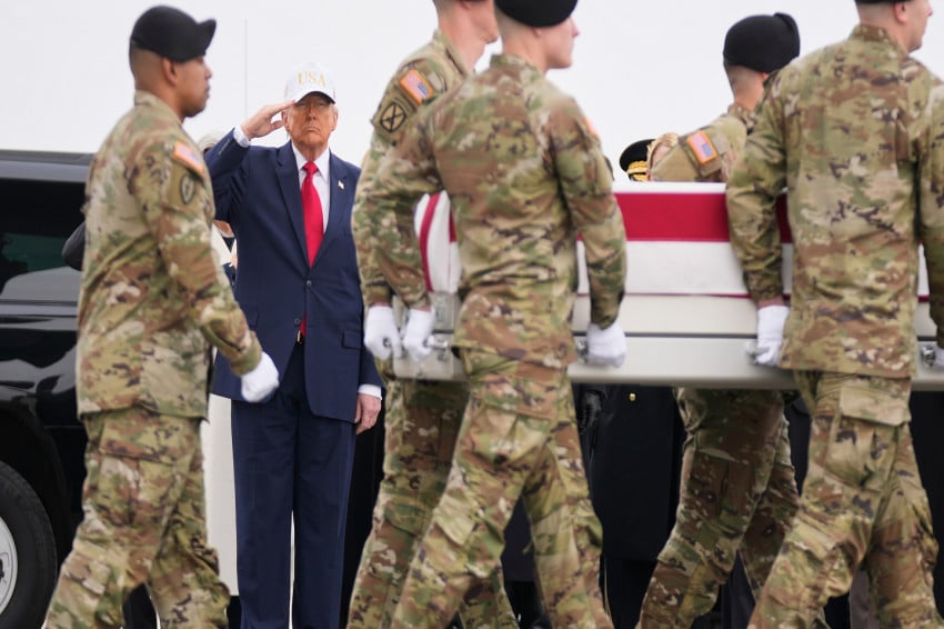 Presiden Donald Trump hadiri pemulangan enam jenazah tentara AS korban serangan balasan Iran di Kuwait. Total tentara AS yang tewas diserang Iran bertambah jadi tujuh orang. Foto/Screenshot video ABC7 Chicago