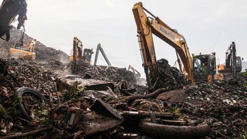 Longsor di TPST Bantargebang, Bekasi (Foto: ANTARA FOTO/Darryl Ramadhan)