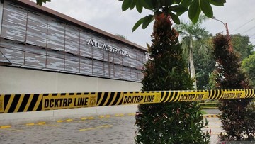 Segel dari Dinas Cipta Karya Tata Ruang dan Pertanahan (CKTRP) DKI Jakarta melintang di sekitar area bangunan Atlas Padel, Jalan Puri Indah, Blok Q Kembangan Selatan, Kecamatan Kembangan, Jakarta Barat, Selasa (10/3/2026). (ANTARA/Risky Syukur)