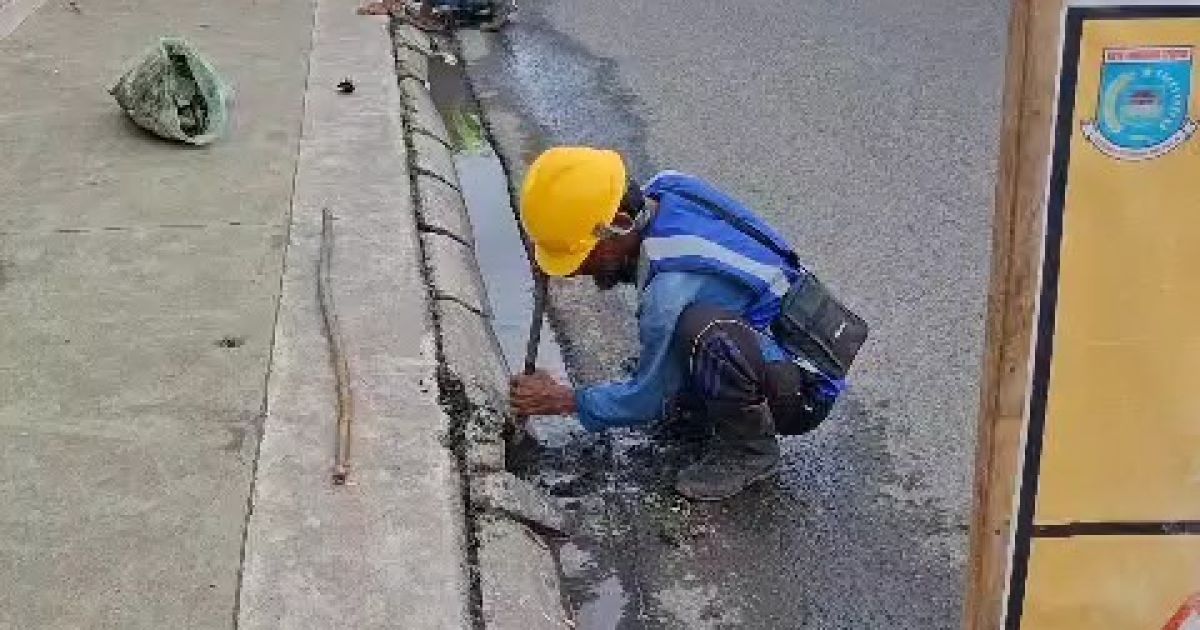 Sejumlah pekerja tengah melakukan perbaikan infrastruktur di sejumlah titik jalan.