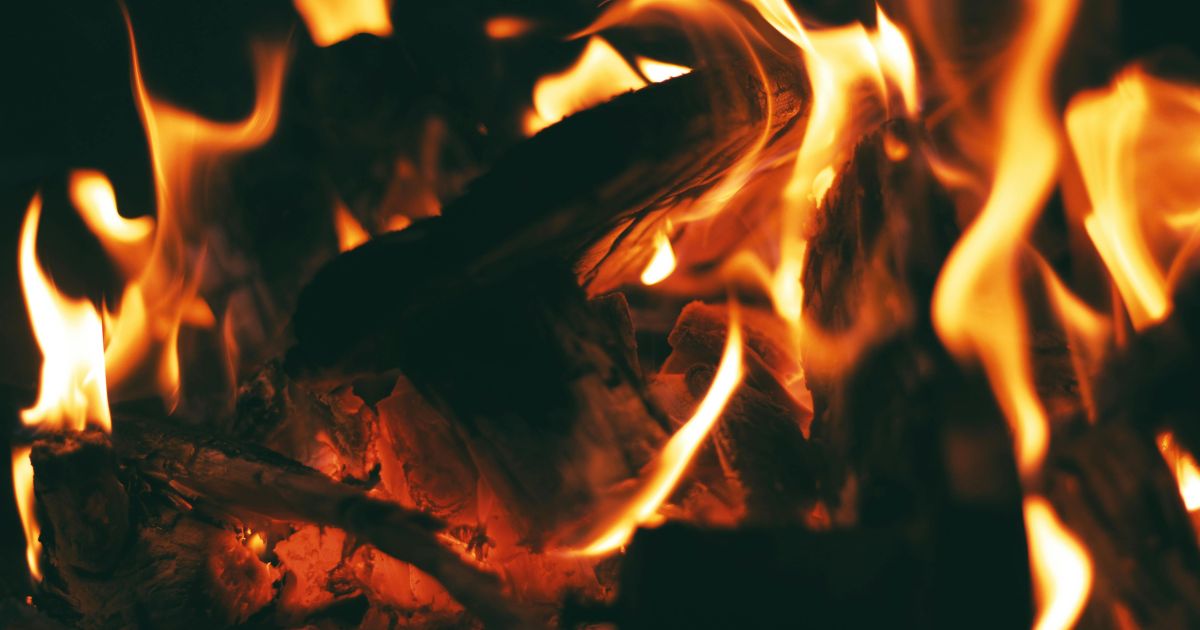 Dendam Tak Terobati: Kisah Tragis Pria Bakar Ibu Angkat Ini Bikin Hati Teriris