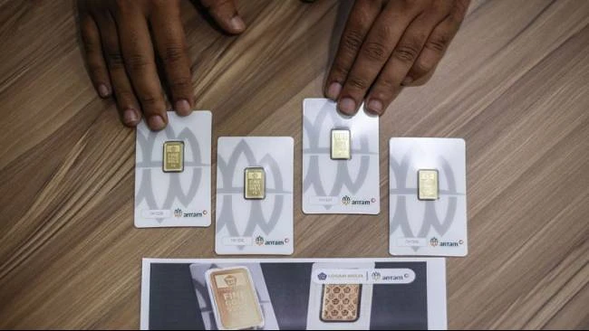 Arsip foto - Pekerja menunjukkan emas yang dijual di Butik Emas Logam Mulia PT. Aneka Tambang (ANTAM) Setiabudi One, Jakarta, Selasa (18/2/2025). (Sumber: ANTARA FOTO/Dhemas Reviyanto/foc/pri)