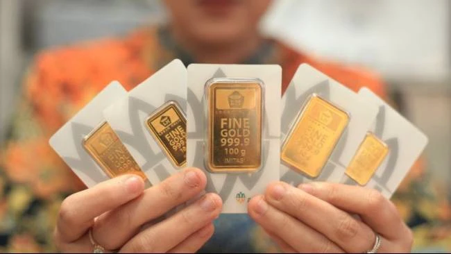 Karyawan menunjukkan sampel emas batangan di Butik Emas Antam Setiabudi One, Jakarta, Rabu (15/10/2025). (Sumber: ANTARA FOTO/Reno Esnir)