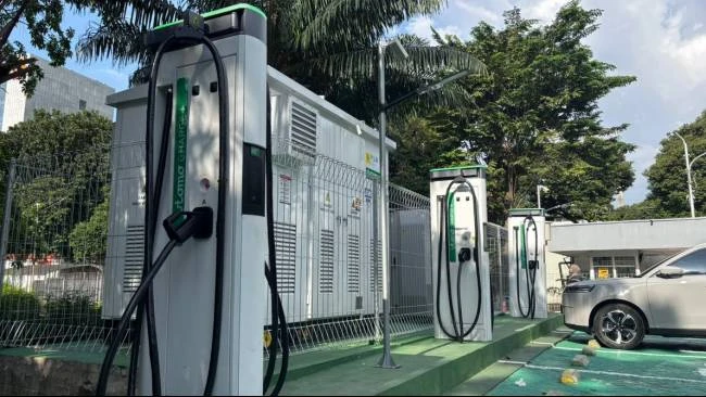 Kompas Gramedia dan Utomo Chargeplus meresmikan SPKLU di kawasan Urban Hub Palmerah, Jakarta. (Sumber: Dok KG Media)