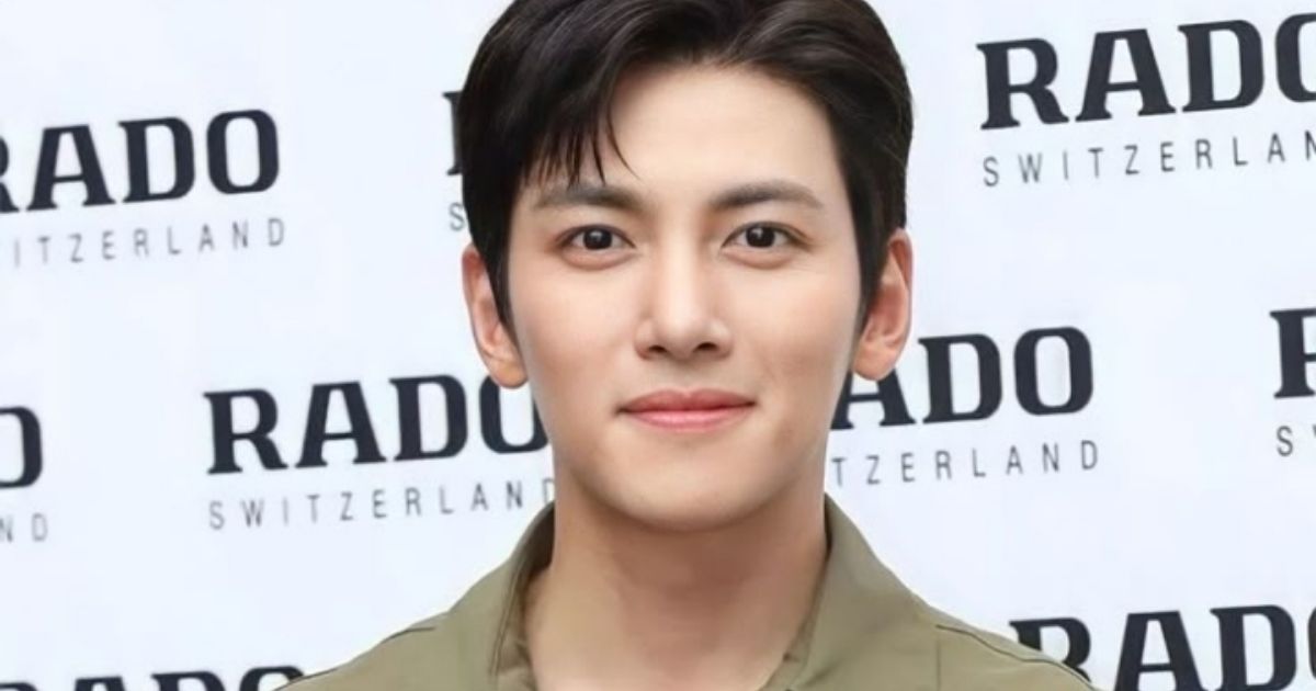 Momen kocak Ji Chang Wook saat mengikuti Paris Fashion Week di mana ia menandatangani catatan dari penggemar namun ia tak membagikan dan memdirikannya (Foto:Istimewa