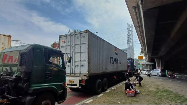 Foto Ilustrasi. Kemenhub sebut ketidakpatuhan truk logistik terhadap pembatasan operasional angkutan barang ikut memicu antrean panjang kendaraan di Pelabuhan Gilimanuk sejak Minggu (15/3/2026). (Sumber: KOMPAS.com/BAHARUDIN AL FARISI)