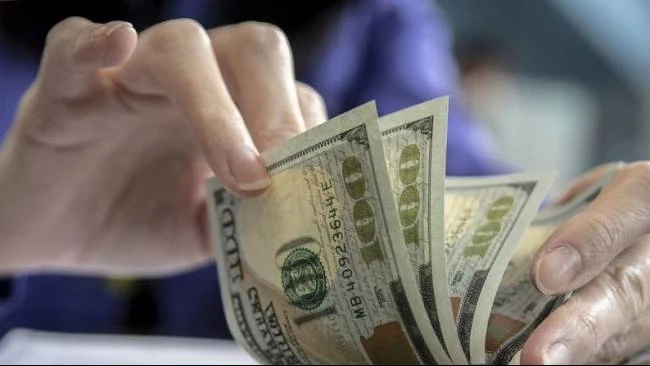 Ilustrasi. Petugas menghitung uang dolar AS di gerai penukaran mata uang asing VIP (Valuta Inti Prima) Money Changer, Jakarta, Jakarta. (Sumber: ANTARA FOTO/Muhammad Adimaja)