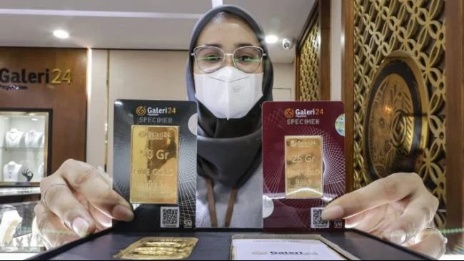 Pramuniaga menunjukkan emas batangan di Galeri 24 Pegadaian, Jakarta, Senin (5/1/2026). Harga emas Galeri24 dan UBS di Pegadaian terpantau mengalami penurunan pada Selasa (17/3/2026). (Sumber: ANTARA FOTO/Dhemas Reviyanto/nz.)