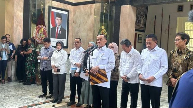 Menteri Sekretaris Negara (Mensesneg) Prasetyo Hadi menyampaikan keterangan seusai menghadiri Rapat Koordinasi Program Strategis Presiden di Gedung Kemenhan, Jakarta, Selasa (17/3/2026) (Sumber: Maria Cicilia Galuh/Antara)
